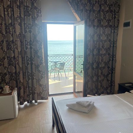 Leon Hotel New Athos Bagian luar foto