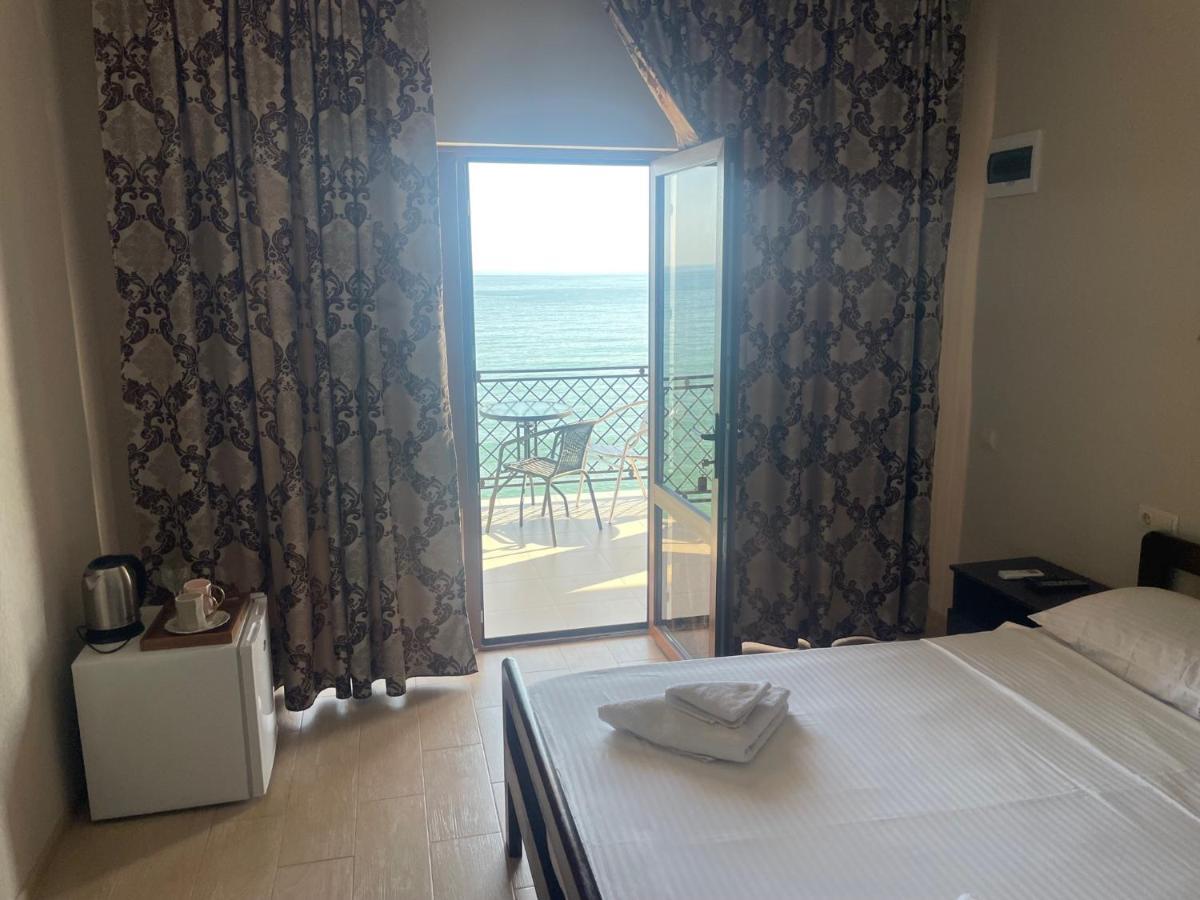 Leon Hotel New Athos Bagian luar foto